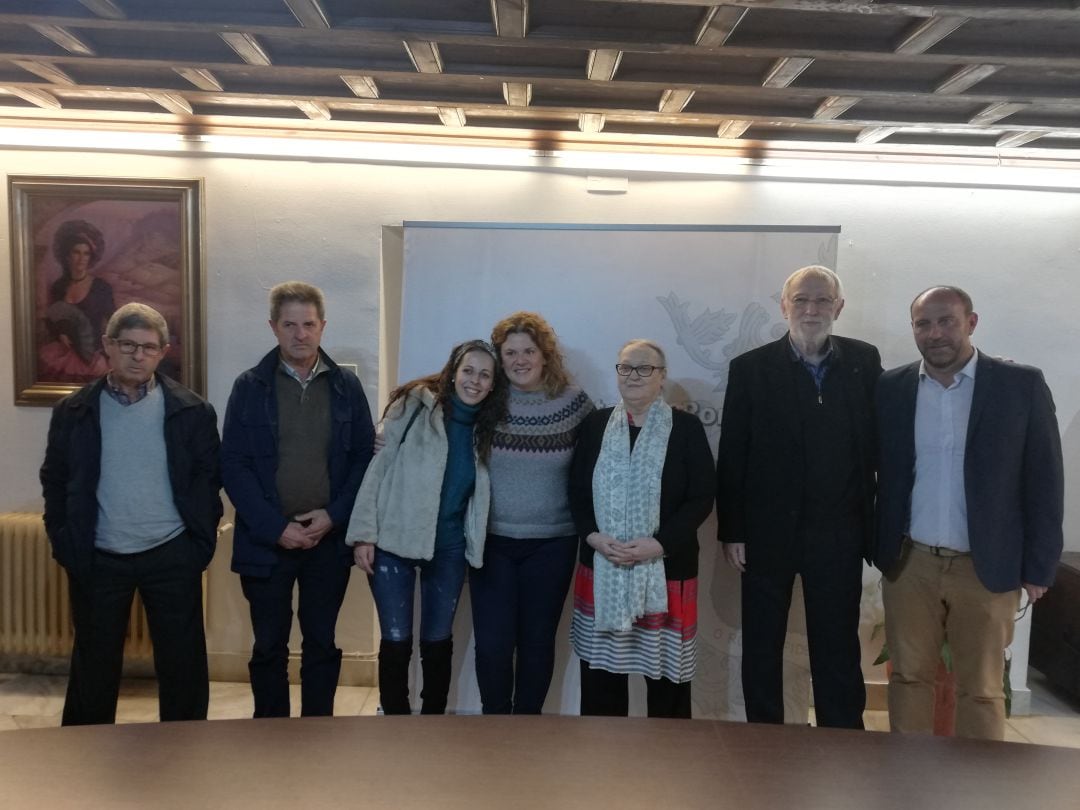 Anna Ferrer junto a la alcaldesa de Ronda y familiares de las víctimas