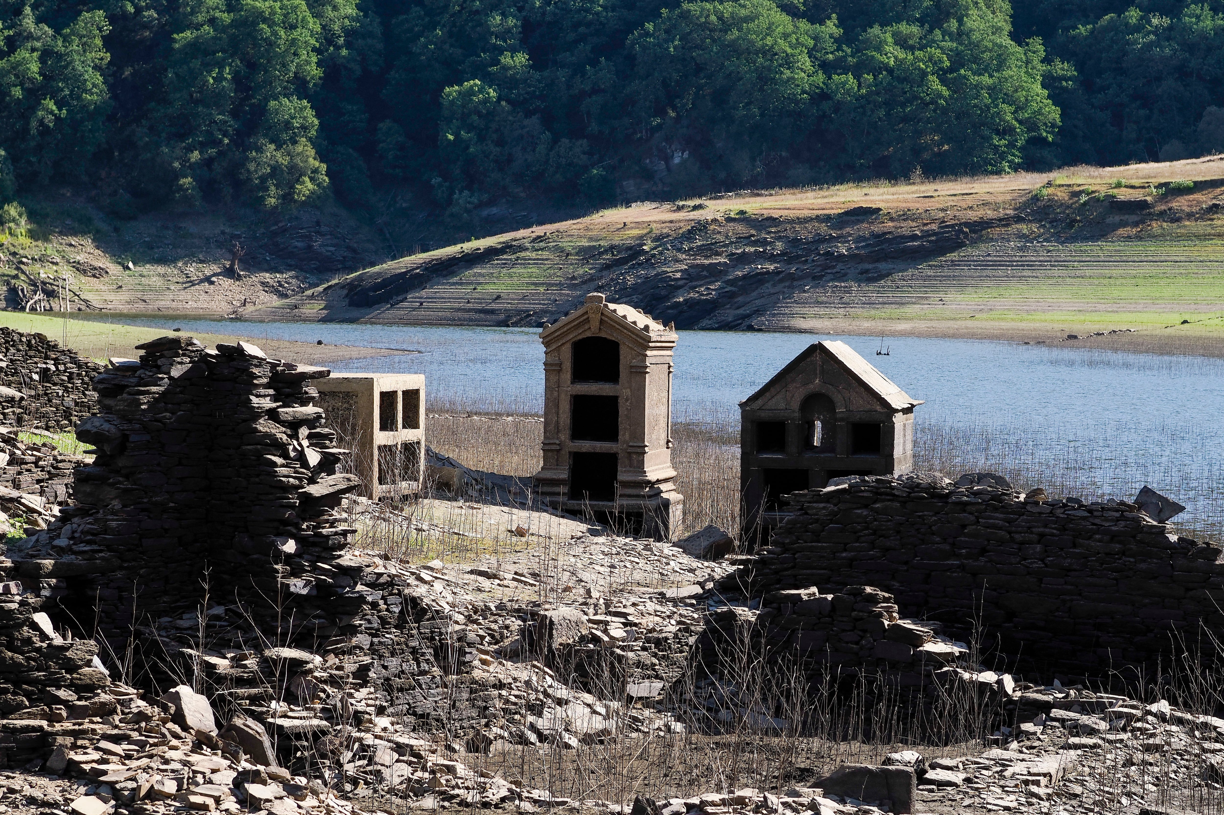 PORTOMARÍN (LUGO), 04/08/2023.- El bajo nivel del agua en el embalse de Belesar permite estos días ver las ruinas del antiguo Portomarín, la capital del municipio lucense del mismo nombre que quedó inundada bajo las aguas del Rio Miño. Galicia registró un mes de julio seco y con temperaturas normales para este período, según el avance del último informe climatológico mensual. EFE/Eliseo Trigo
