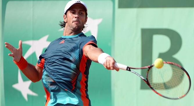 El tenista español Fernando Verdasco devuelve una bola al belga Steve Darcis durante el partido de primera ronda del torneo de Roland Garros