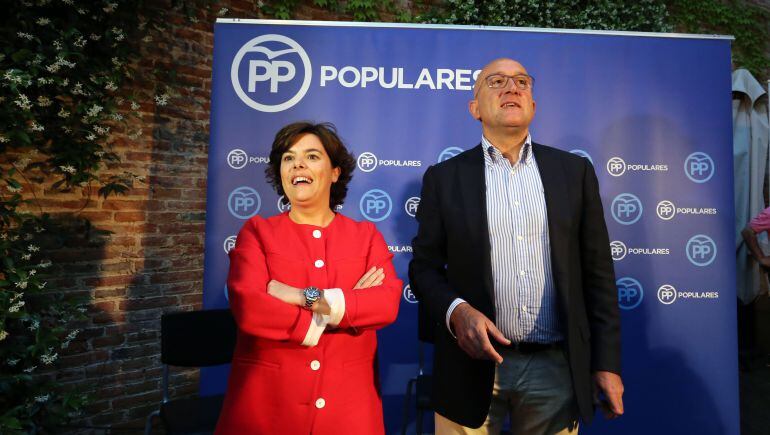 Soraya Sáenz de Santamaría, junto al presidente provincial del PP, Jesús Julio Carnero