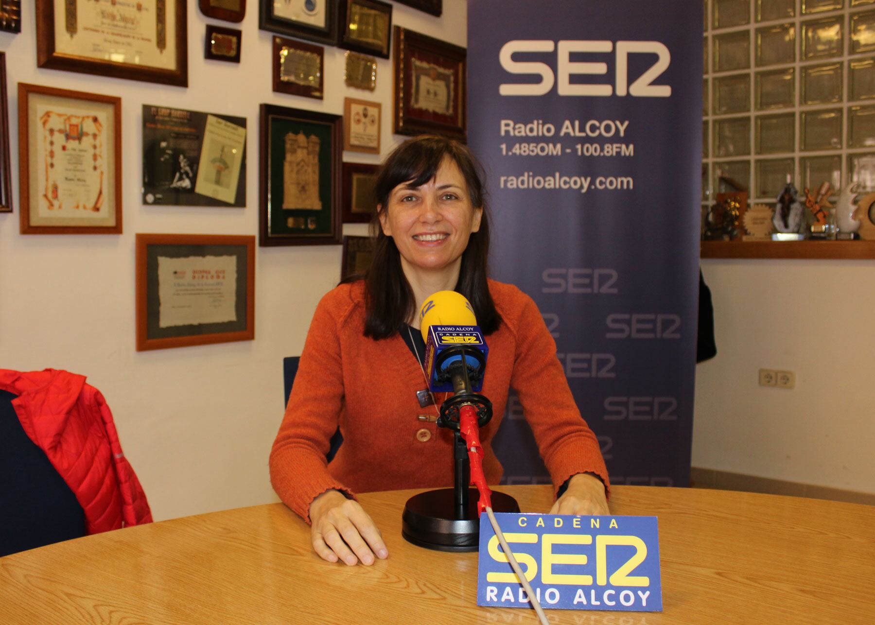 Cristina Dalfó Simó, en l'estudi central de Radio Alcoy