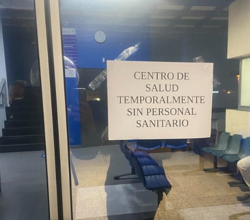 Cartel en la puerta del centro de salud de Playa Blanca, en el municipio lanzaroteño de Yaiza.