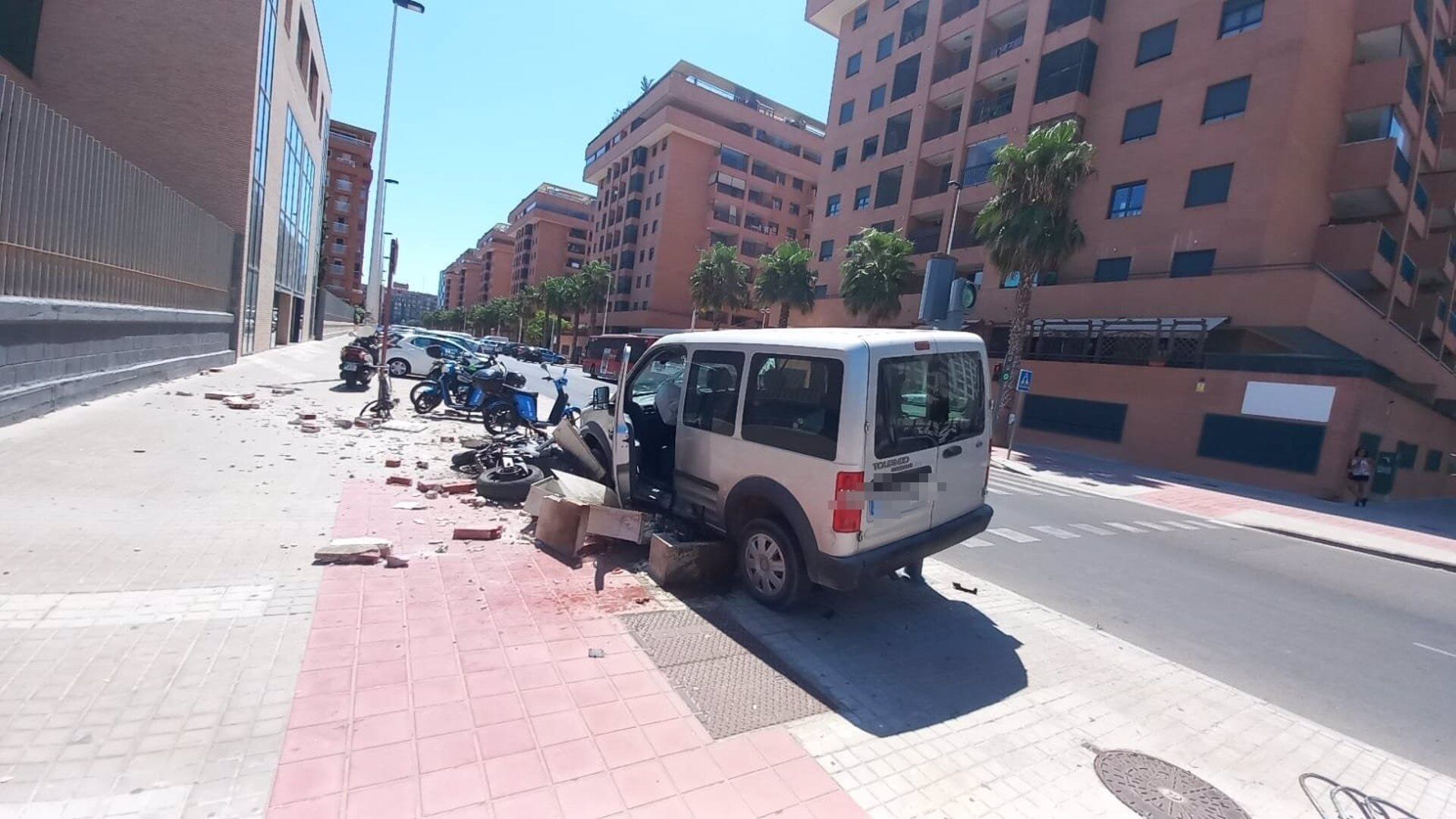 Un conductor destroza una motocicleta y un cuadro eléctrico de Alboraia al salirse de la vía por un descuido