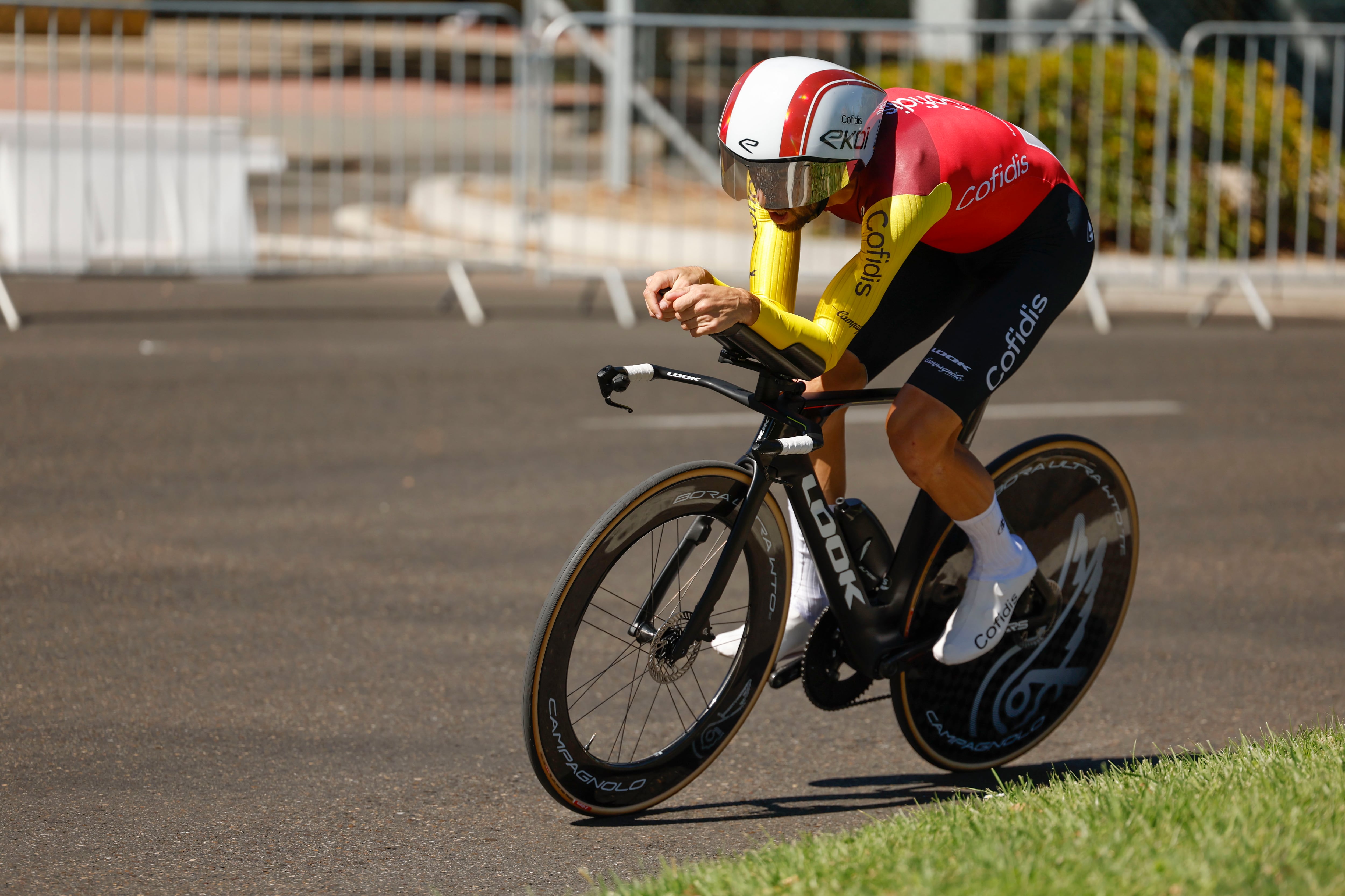 VALLADOLID, 11/09/2025.- El ciclista español del Cofidis, Jesús Herrada participa en la 18º etapa de la Vuelta Ciclista a España, una contrarreloj individual de 12,2 km con salida y llegada en Valladolid, este jueves. La etapa se desarrolla entre grandes medidas de seguridad ante las protestas por la presencia de un equipo israelí, el Israel Premier Tech. EFE/Javier Lizón
