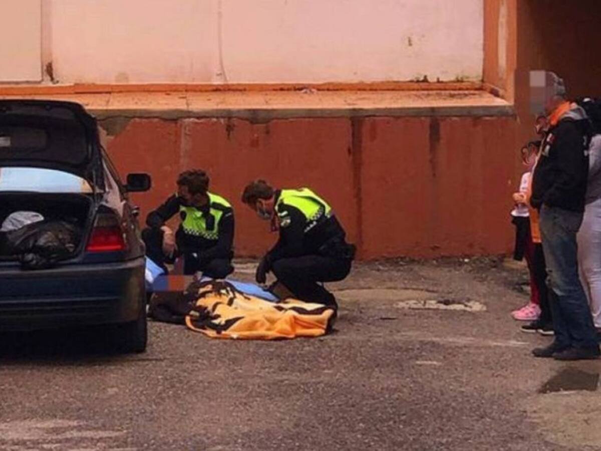 Un herido en Tarifa tras ser aplastado por un gato elevador bajo un vehículo