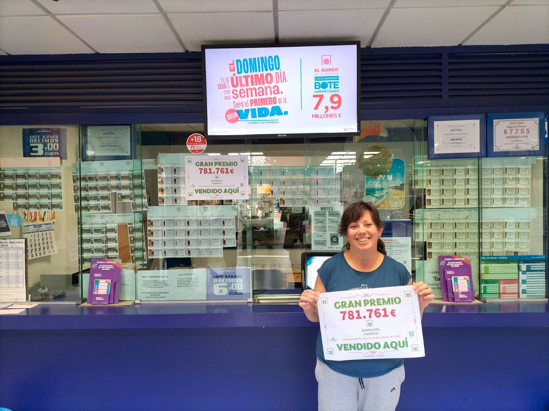 Paula Sancho, con un cartel del premio entregado, en la administración número 8