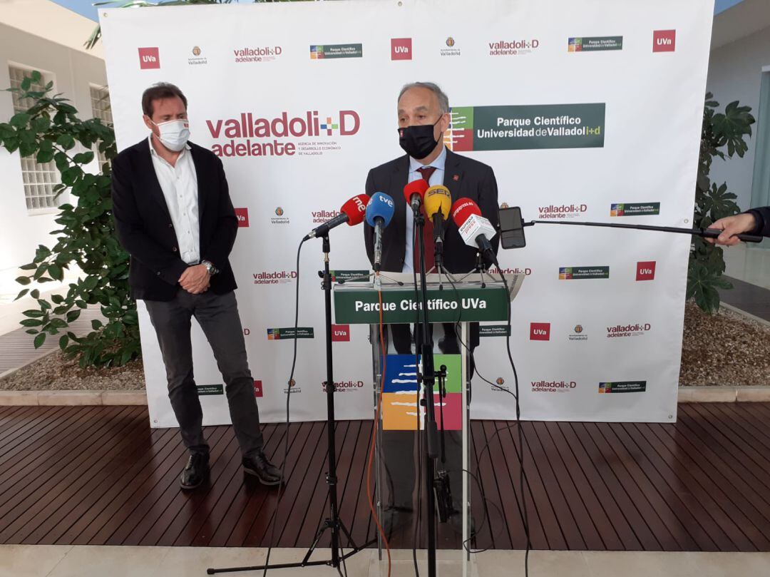 El rector de la Universidad acompañado del alcalde