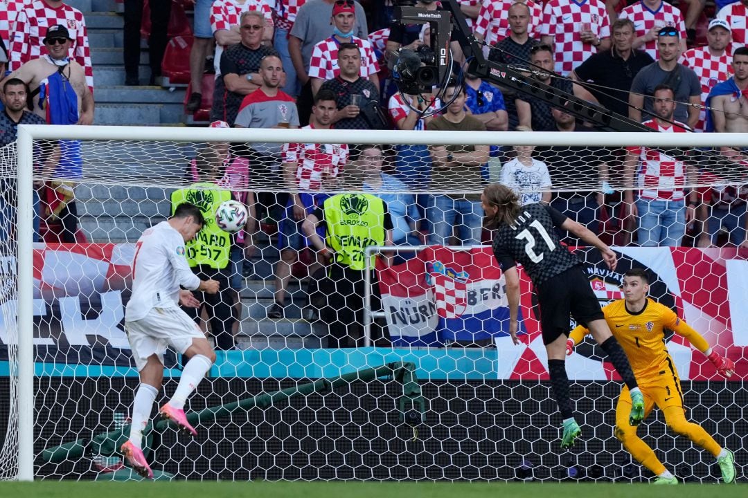 Morata remata un balón ante Vida, defensa croata. 