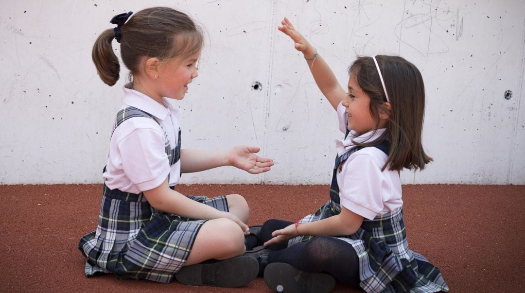 Dos niñas jugando.