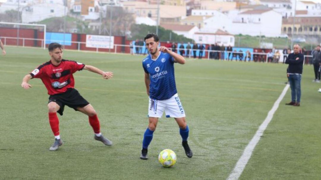 Marcelo controlando un balón ante la mirada de Uribe