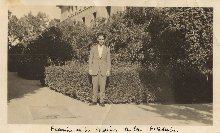 Federico García Lorca en el jardín de las adelfas de la Residencia de Estudiantes, Madrid, 1919. Copia de época. Fundación Federico García Lorca