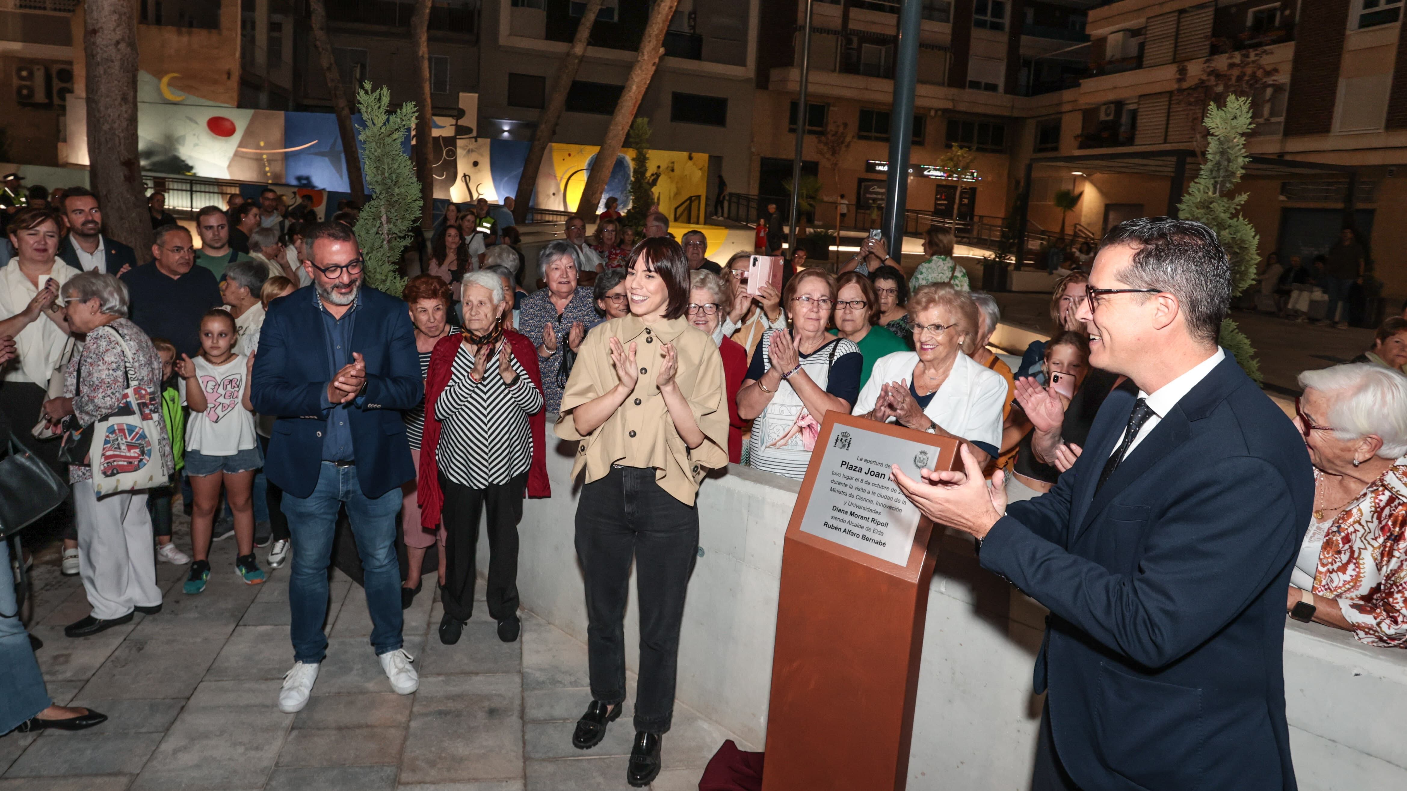 Diana Morant, ministra de Ciencia, Innovación y Universidades, junto al alcalde de Elda, Rubén Alfaro, en la nueva plaza Joan Miró