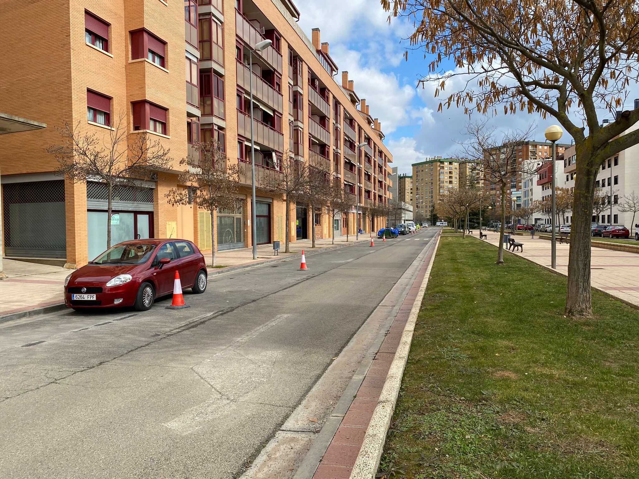 Zona marcada por donde irá el carril bici, eliminando plazas de aparcamiento