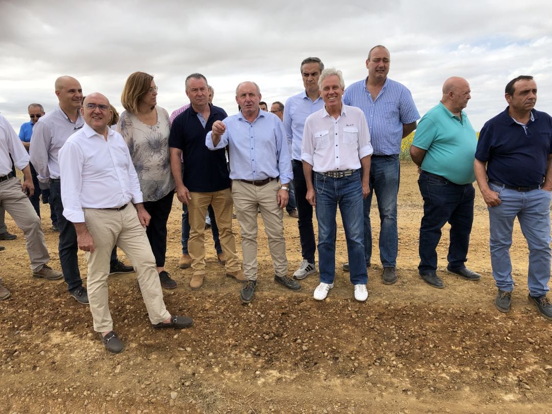 El consejero de Agricultura, Jesús Julio Carnero (izqda), junto con el resto de autoridades comprobando el efecto de los topillos en la localidad de Autillo de Campos