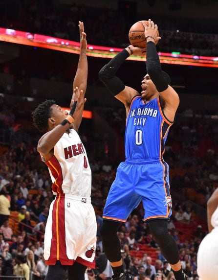 Westbrook lanza a canasta ante los Heat.