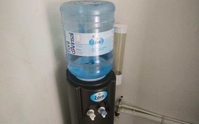 Una font d'aigua amb una garrafa d'Eden.