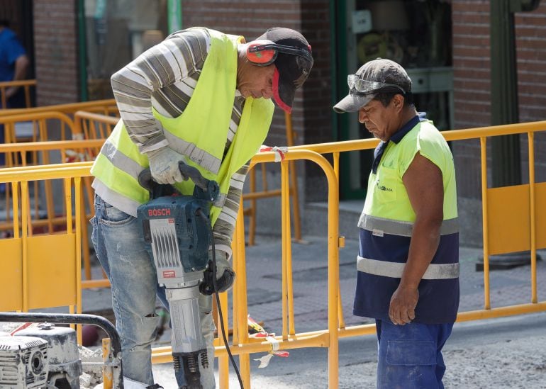 Dos trabajadores en una obra