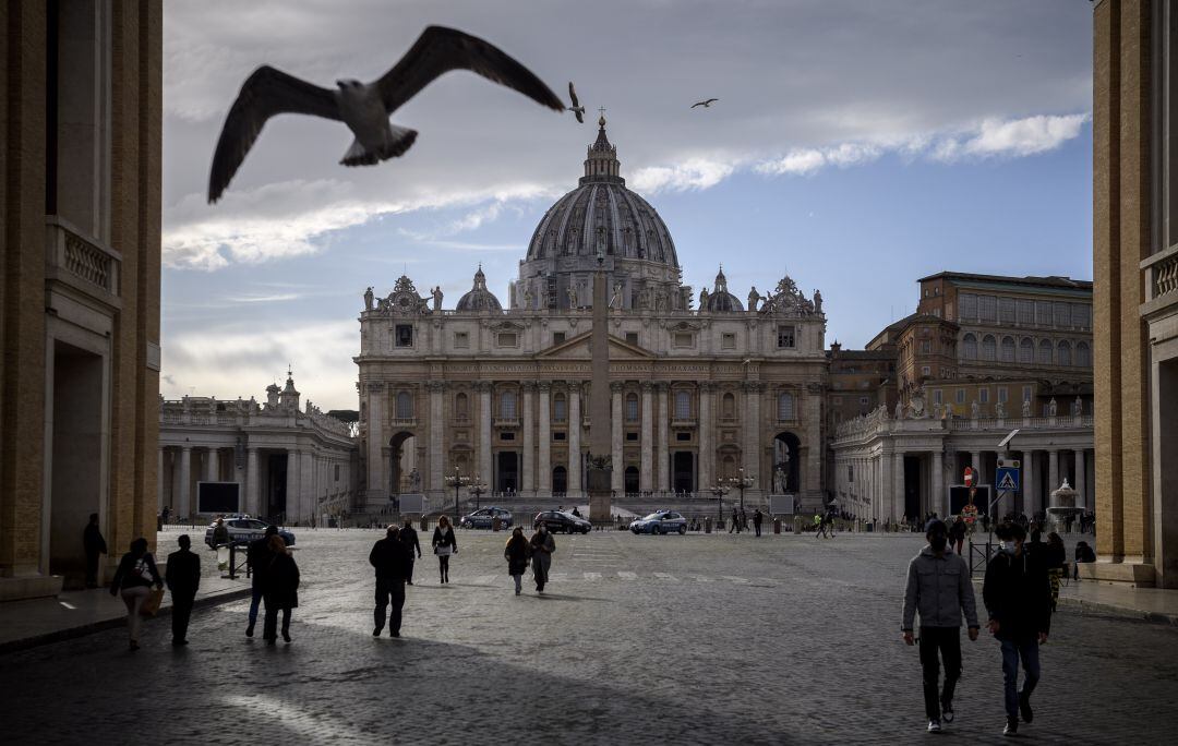 Gente caminando en Via della Conciliazione y St. Peter&#039;s Square.