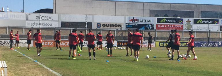 Iosu Hernáez se ejercita con el resto de sus compañeros en Gal