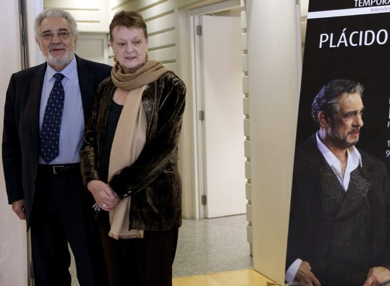 Plácido Domingo y la intendente del Palau de les Arts, Helga Schmidt, durante la presentación del inicio de la temporada 2014-2015, en la que el tenor actuará como director musical de la ópera Manon Lescaut, de Puccini, y será el principal protagonista masculino de la zarzuela Luisa Fernanda, de Moreno Torroba