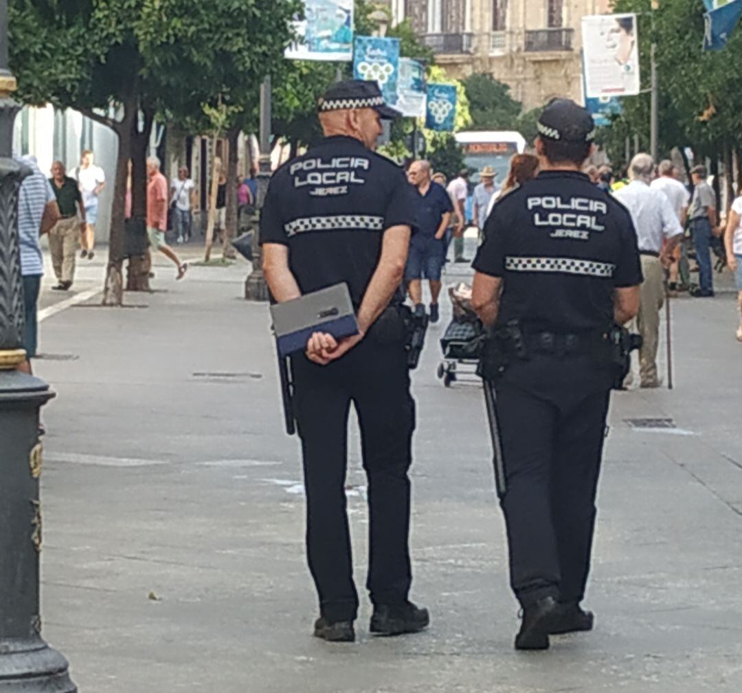 Dos agentes de la Policía Local en la calle Larga de Jerez de la Frontera