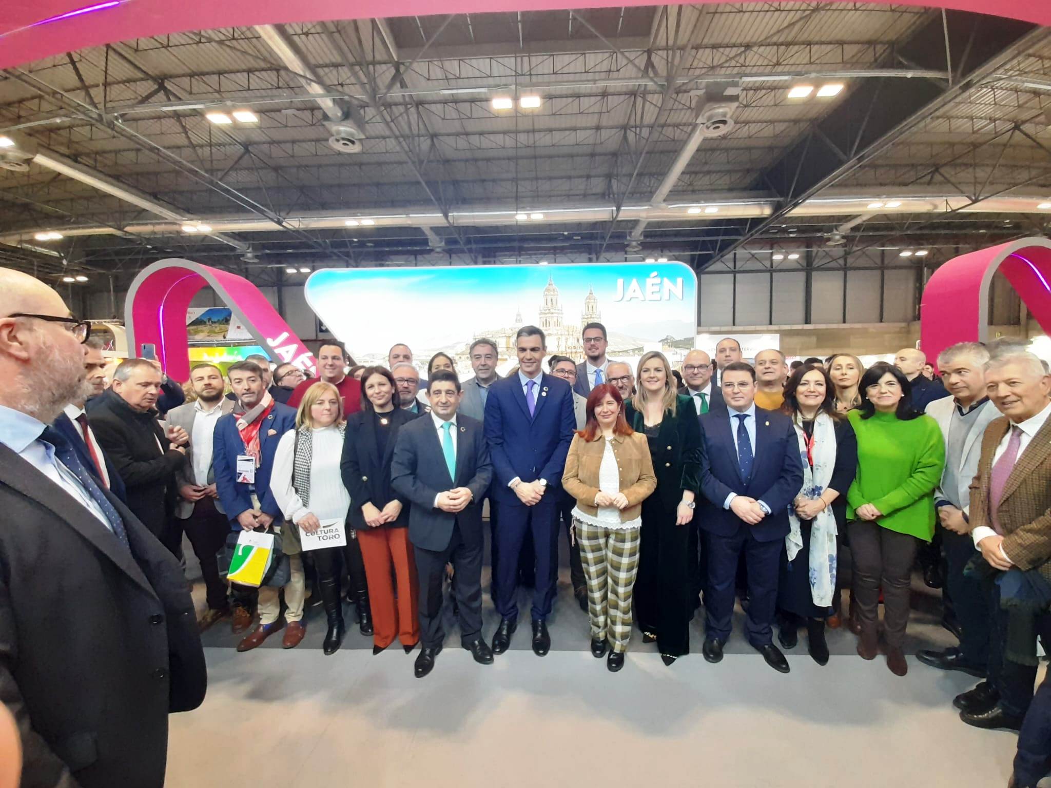 El presidente del gobierno, Pedro Sánchez, en el estand de Jaén en Fitur.