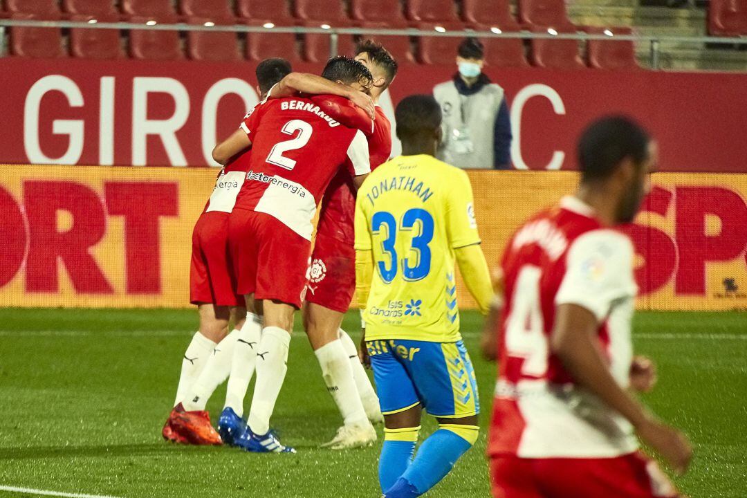 Bernardo abraçant-se amb dos companys després de l'empat.