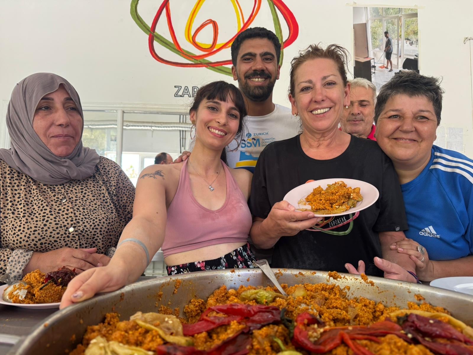 Otra imagen de Mireia Alonso este verano en la cocina del campo de refugiados de Mitilene, en Lesbos