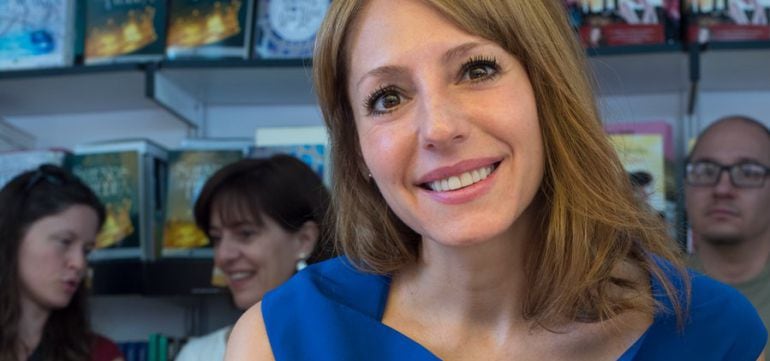 Macarena Berlín, firmando ejemplares en la Feria del Libro de Madrid.