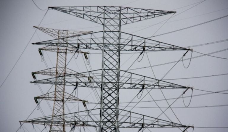 A les torres de la MAT hi pengen línies de 400 kv, 220 kv i 110kv.