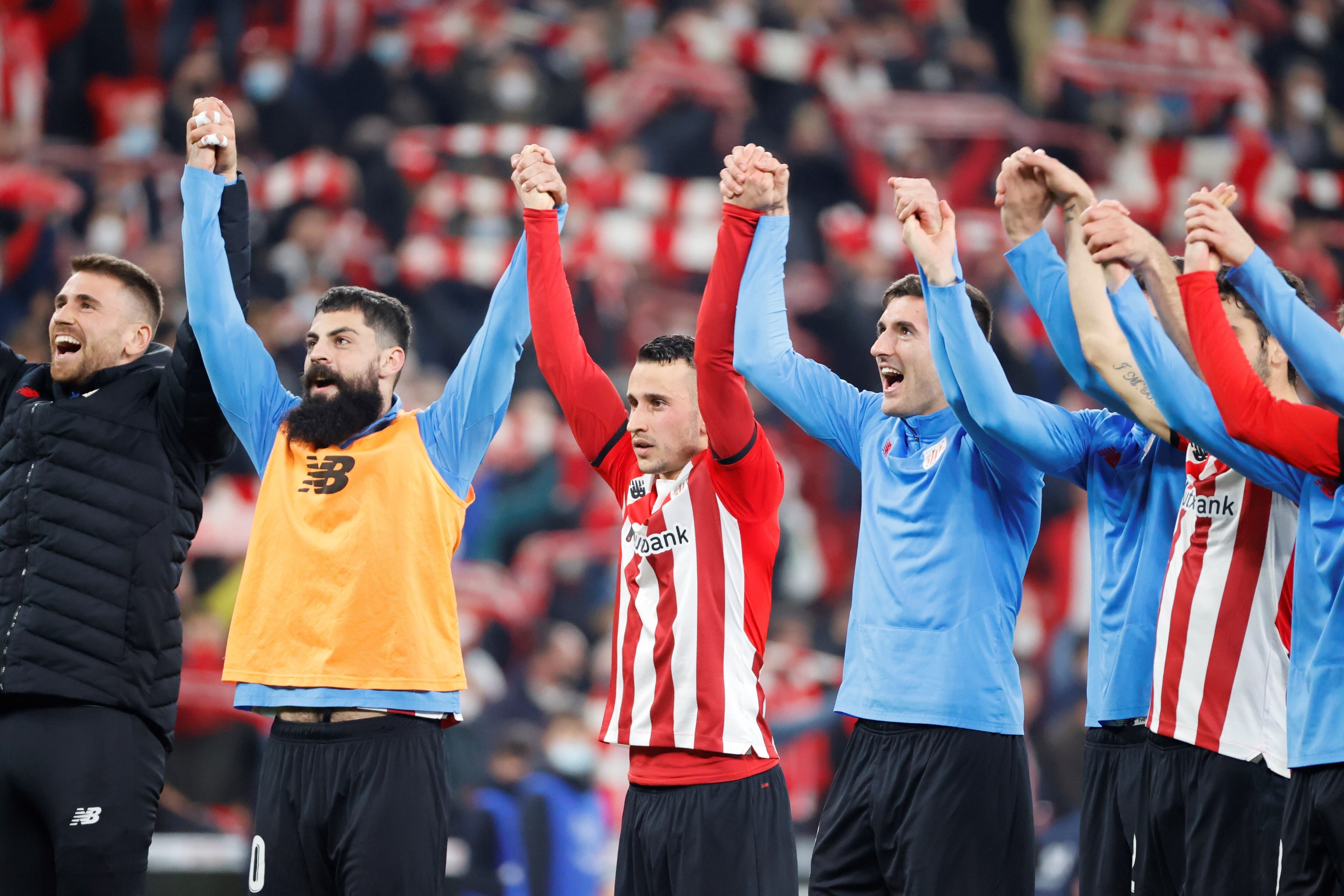 BILBAO, 03/02/2022.- Los jugadores del Athletic celebran la victoria ante el Real Madrid, al término del partido de los cuartos de final de la Copa del Rey disputado hoy jueves en el estadio de San Mamés, en Bilbao. EFE/Luis Tejido
