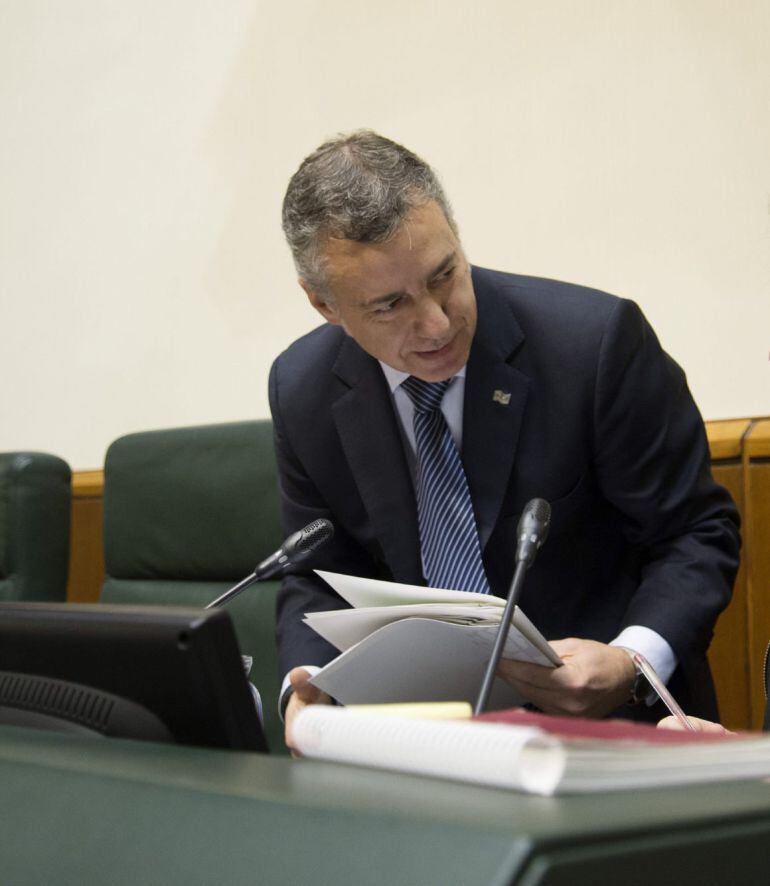 GRA068. VITORIA, 27/03/2015.- El Lehendakari, Iñigo Urkullu, conversa con la Presidenta del Parlamento Vasco, Bakartxo Tejería, al inicio del pleno de control del Parlamento Vasco, donde se ha tratado el &quot;caso de Miguel&quot;, una presunta trama de cobro de comisiones en torno a cargos del PNV, y se refiere también a la falta de reuniones de la Junta de Seguridad. EFE/Adrián Ruiz de Hierro