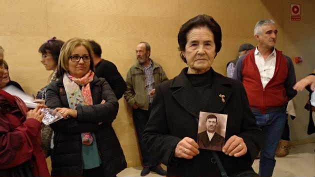 María Amparo Ortiz con la foto de su padre, concejal de Priego de Córdoba