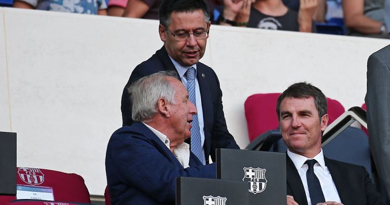 Robert Fernández charla con Rexach y Bartomeu en el palco del Camp Nou