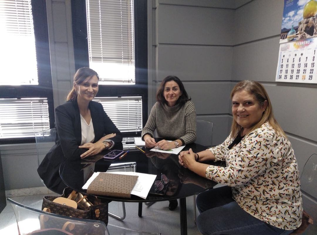 Un momento de la reunión entre la consejera de Transportes del Cabildo de Lanzarote, Nerea Santana, la directora del Área de Salud, Noelia Umpiérrez, y la concejal de Movilidad de Arrecife, Ángel Hernández.