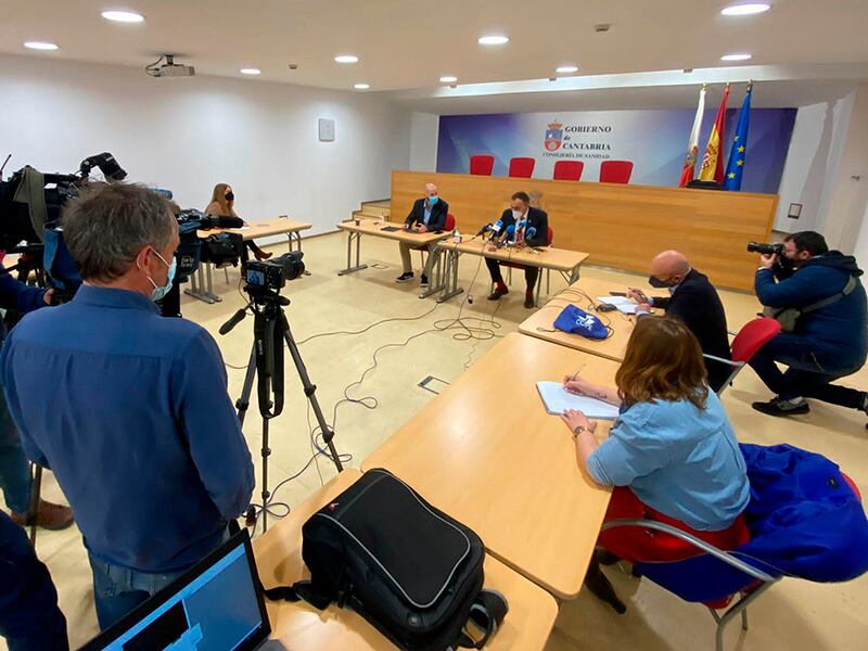 El consejero de Sanidad y el director de Salud Pública durante su comparecencia ante los medios de comunicación para informar de la situación epidemiológica (Foto: Oficina de Comunicación)
