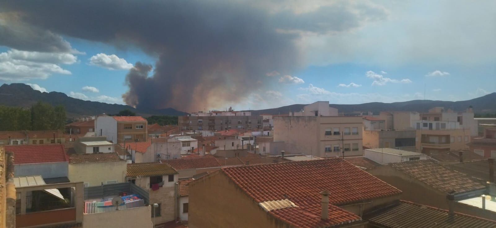 El incendio forestal declarado en la Sierra Larga visto desde Jumilla