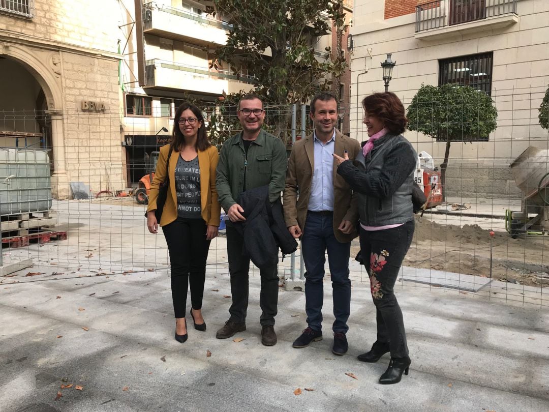 De izquierda a derecha, África Colomo, Carlos Alberca, Julio Millán y María del Mar Shaw en la plaza del Deán.