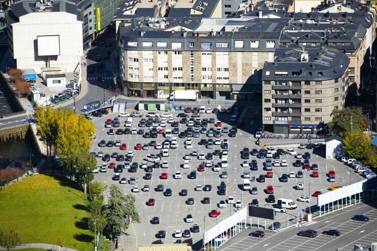 El PS presenta 6.000 signatures en contra d'eliminar la primera mitjora gratuïta dels aparcaments comunals i Marsol es manté ferma en la seva decisió.