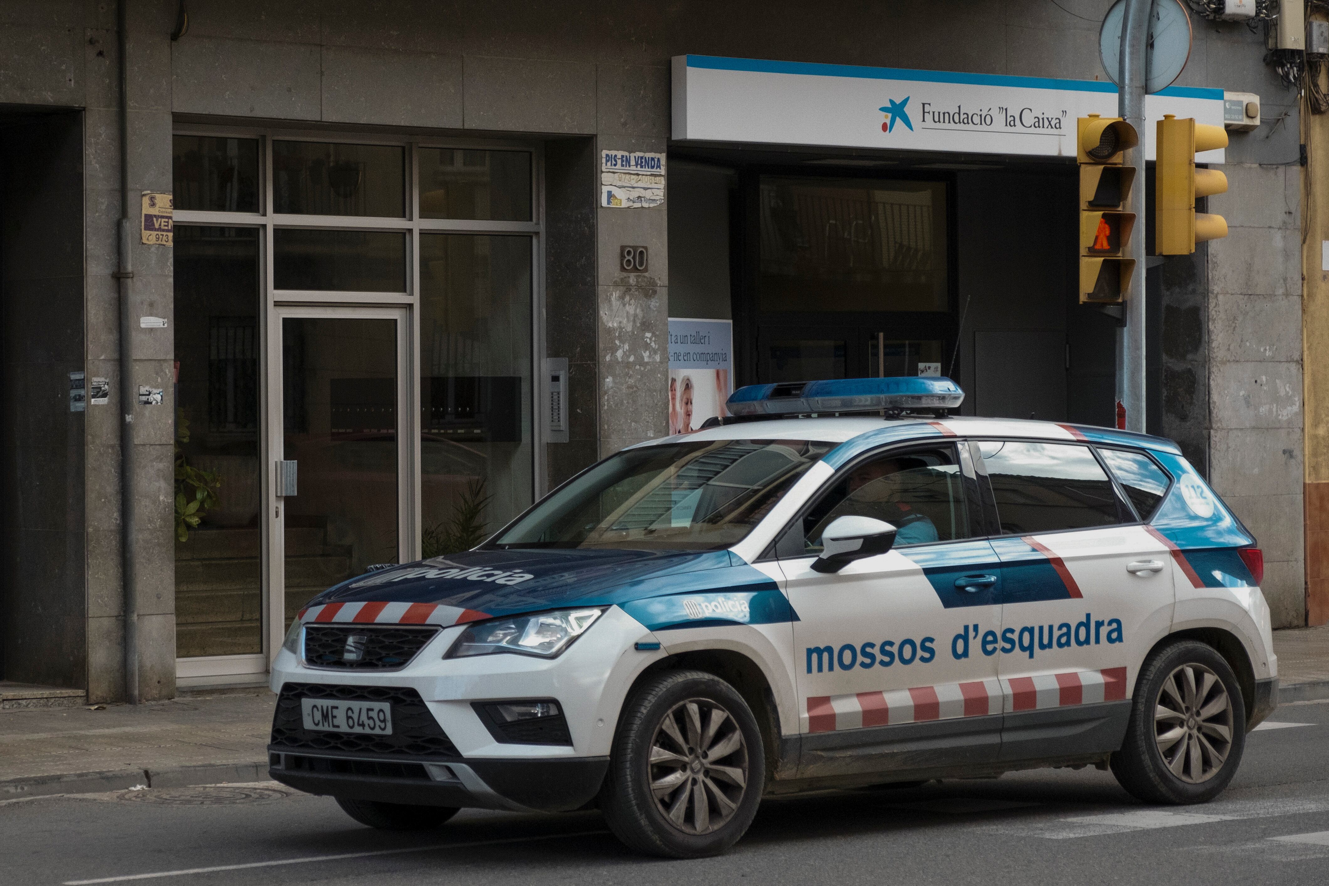 Una unidad de los Mossos d&#039;Esquadra en una calle de Lleida