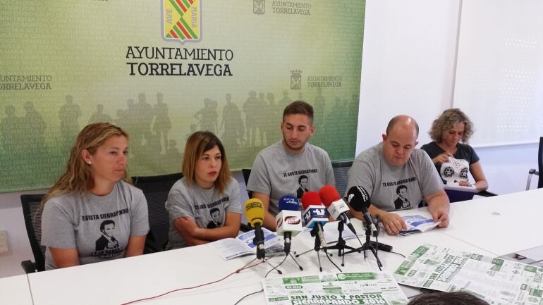 Miembros de la 'Asociación Cultural Juventudes de Sierrapando' presentando las fiestas del pueblo junto a la concejal de festejos, Patricia Portilla