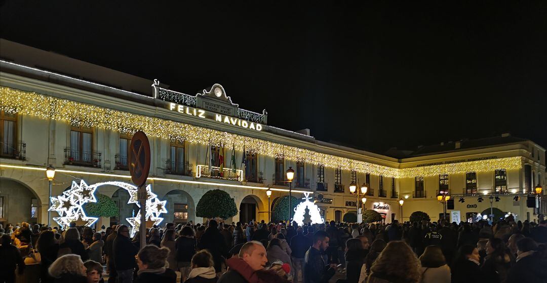 La plaza de España ha vuelto a ser el lugar elegido para dar la bienvenida a la Navidad rondeña