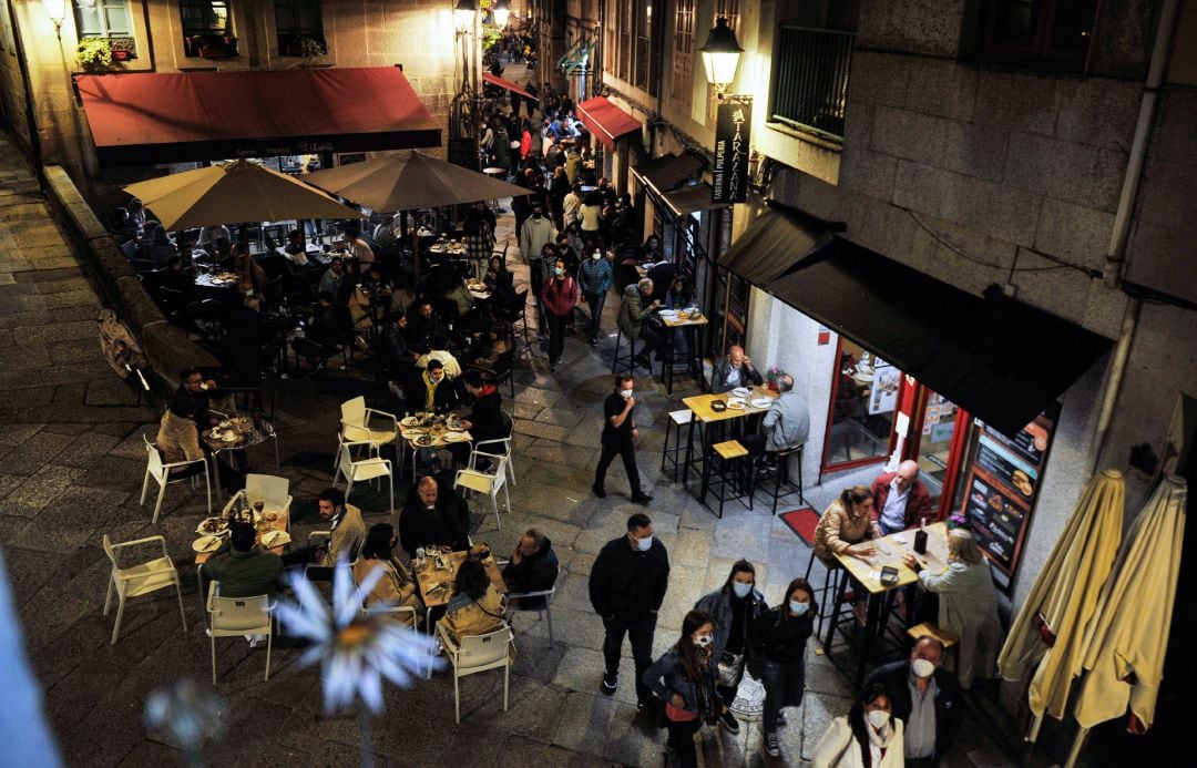 Varias personas en terrazas en Ourense
