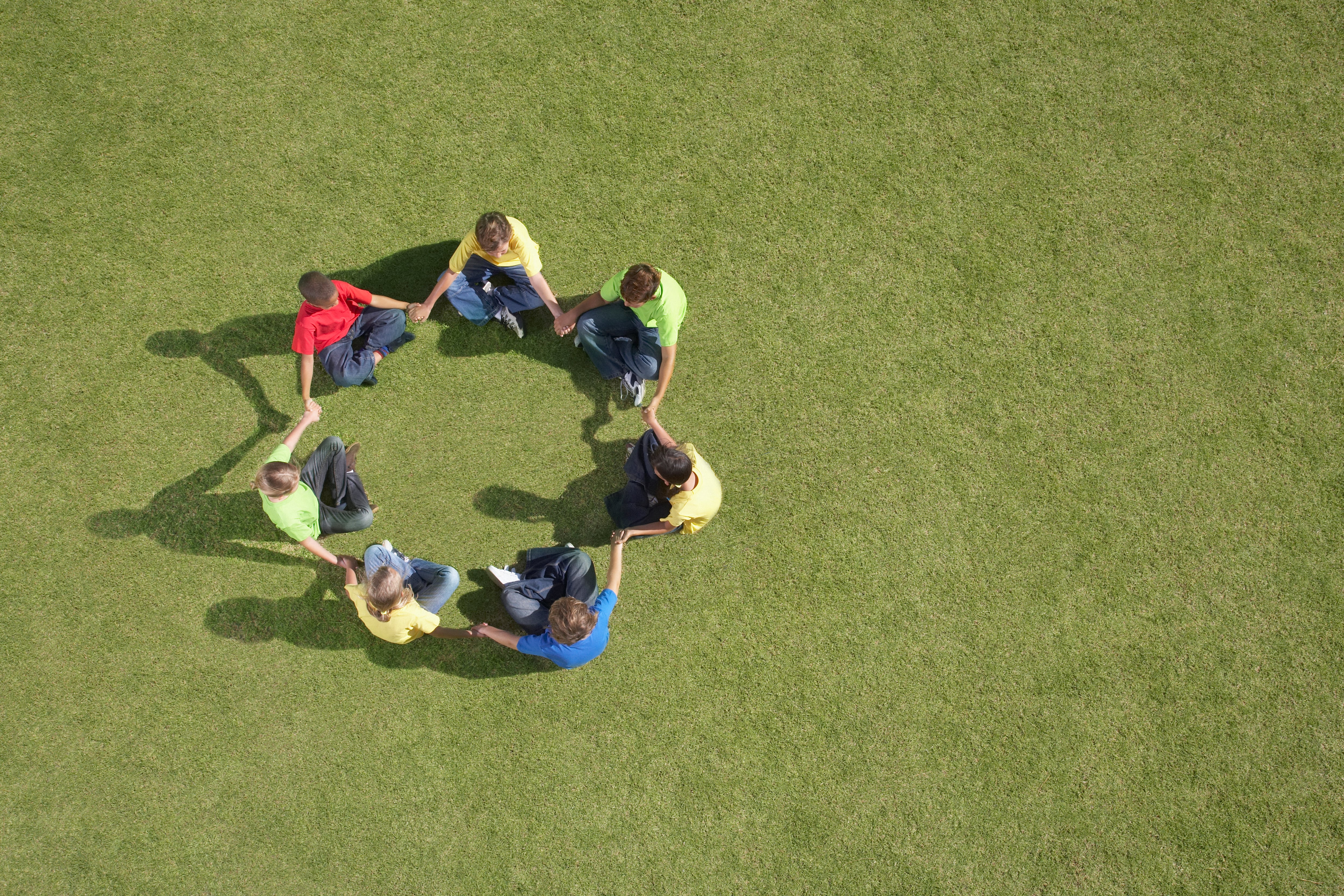 Grupo de jóvenes en oración