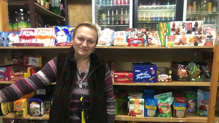 Las tiendas de alimentación de los barrios recuperan prácticas pasadas: fían sus productos a los clientes habituales que no llegan a fin de mes