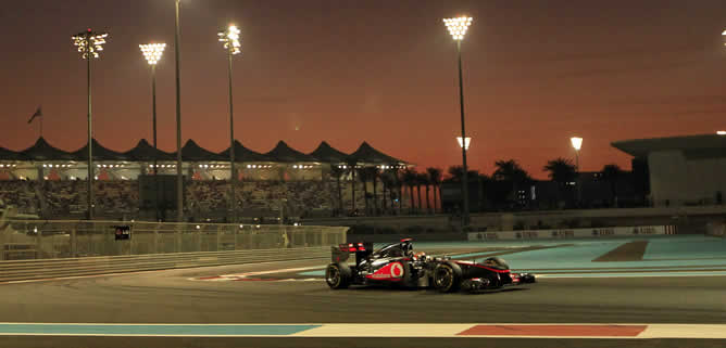 Hamilton rodando en solitario en Yas Marina