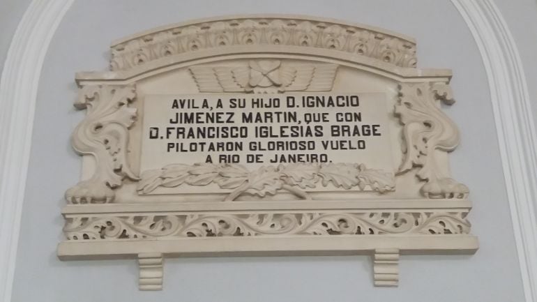 Placa que recuerda el vuelo en el Ayuntamiento de Ávila