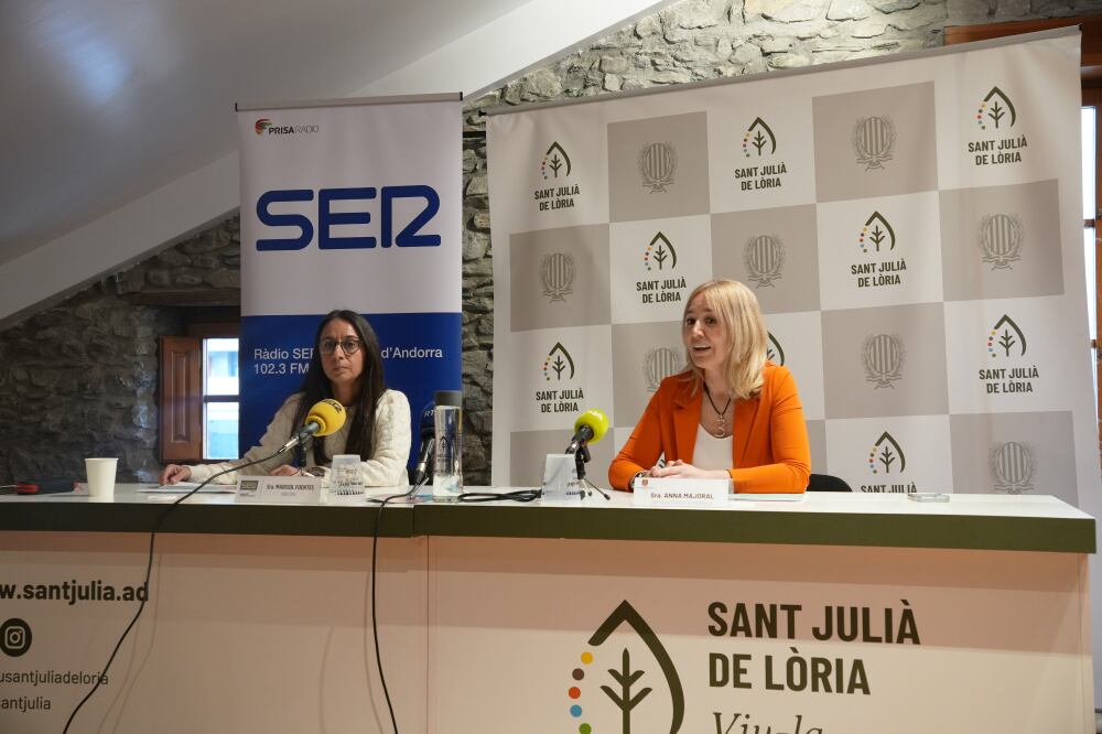 La cap de reactivació econòmica del comú de Sant Julià, Anna Majoral, i la directora de Ràdio SER Principat d'Andorra, Marisol Fuentes, durant la presentació de les IV Jornades Un Mon Millor