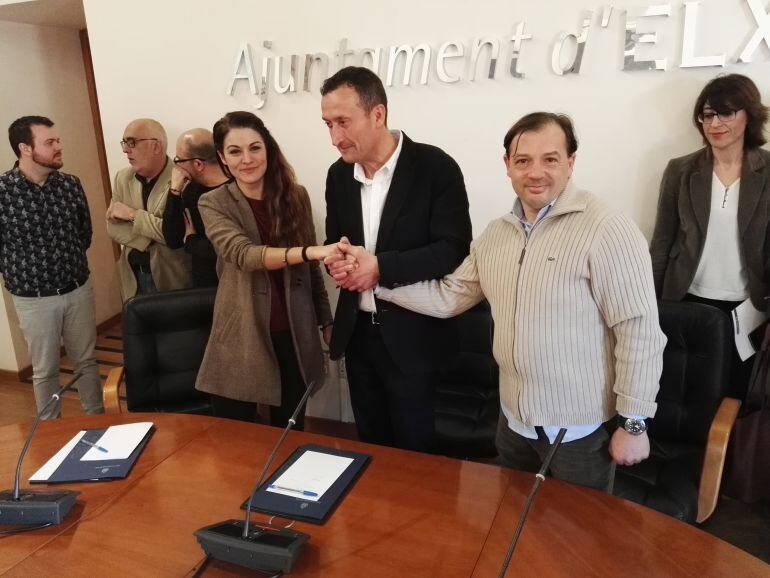 Mollà, González y Pareja estrechas sus manos