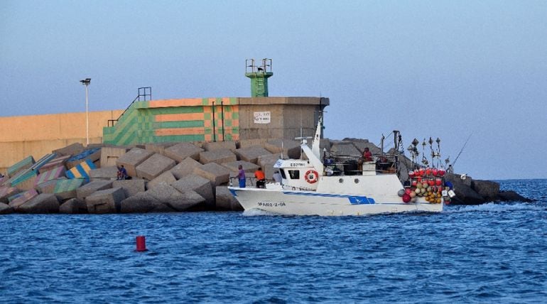 Precintan el Puerto de Carboneras por peligro de derrumbe. 